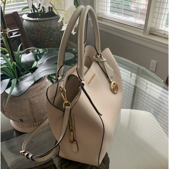 ๐ค๐คMICHAEL KORS KIMBERLY LIGHT CREAM LEATHER SATCHEL/CROSSBODY BAG!๐ค๐ค - Picture 3 of 8
